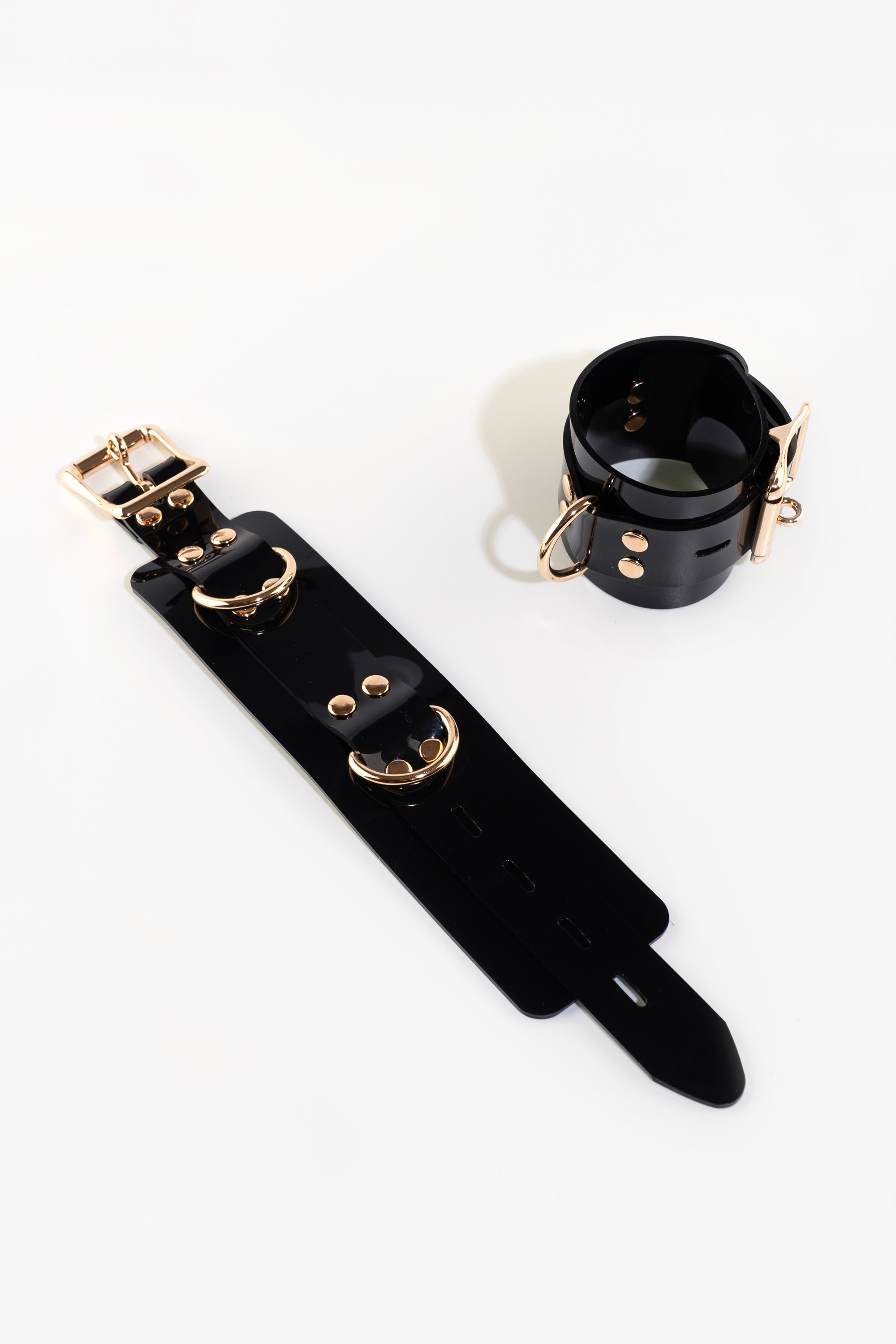 Lockable wrist cuffs, black/gold