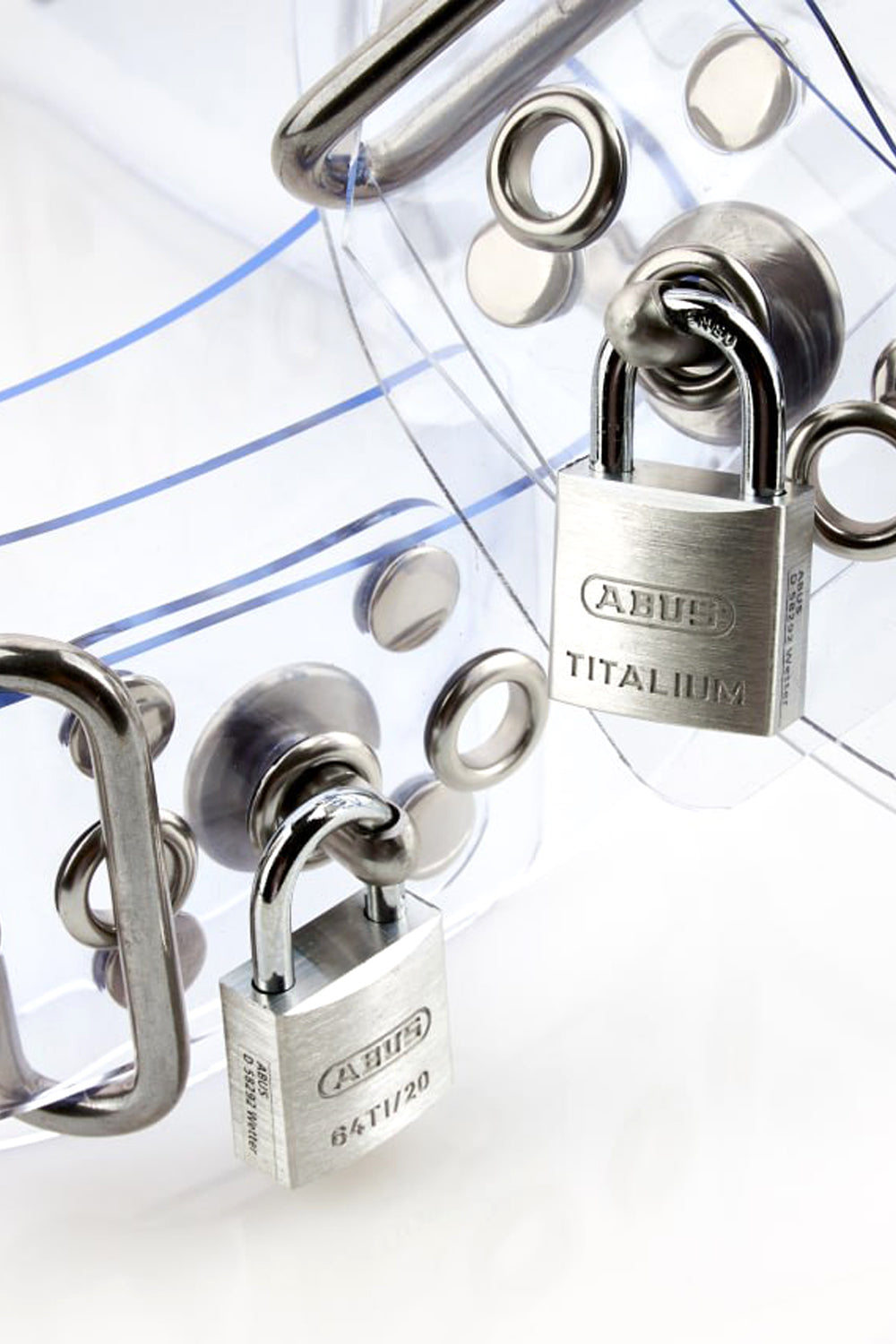 Buckle-free bondage waist belt with padlock