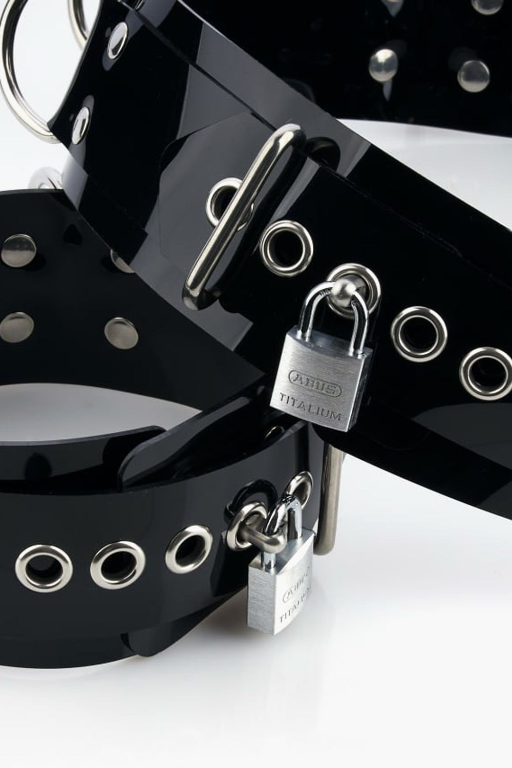 Buckle-free bondage waist belt with padlock