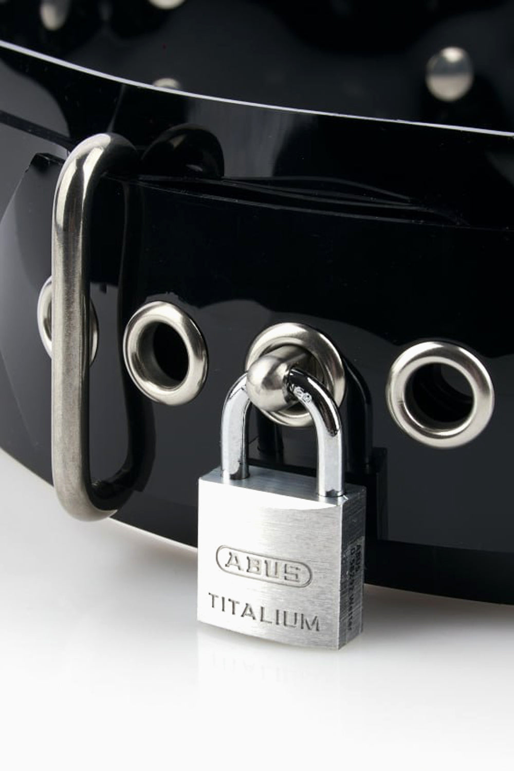 Buckle-free bondage waist belt with padlock