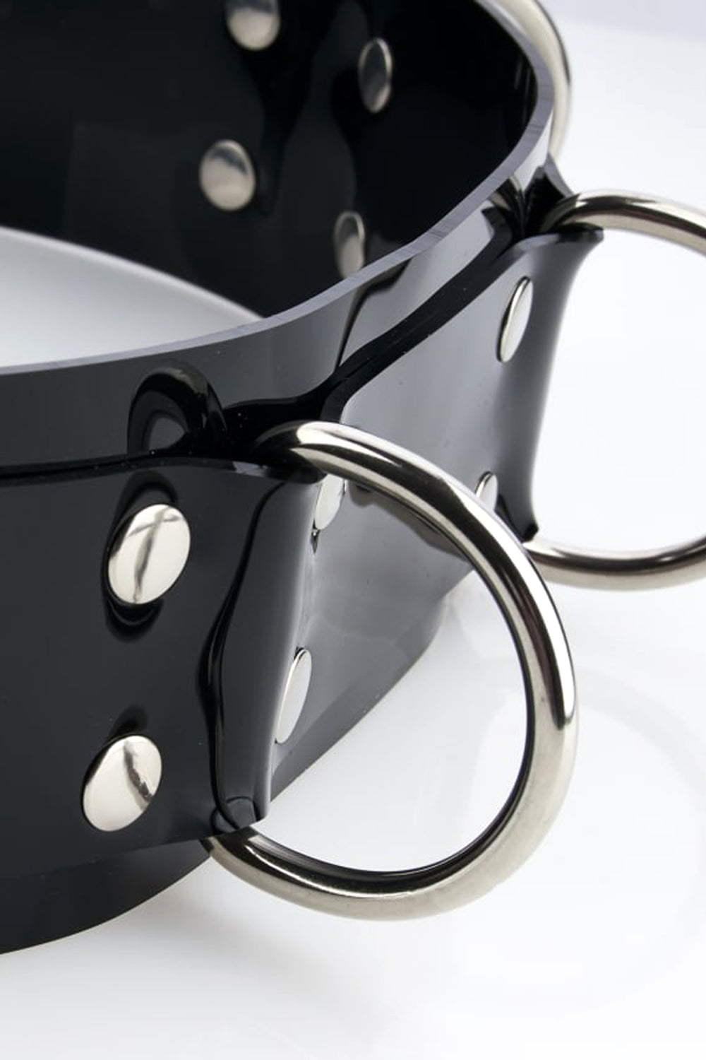 Buckle-free bondage waist belt with padlock
